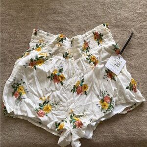 Floral flowy shorts. Size S